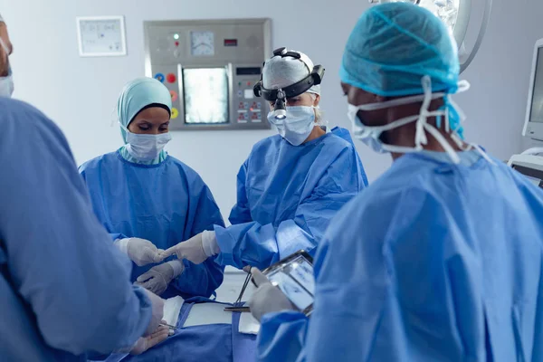 Vooraanzicht Van Diverse Chirurgen Uitvoeren Chirurgie Operatie Theater Het Ziekenhuis — Stockfoto