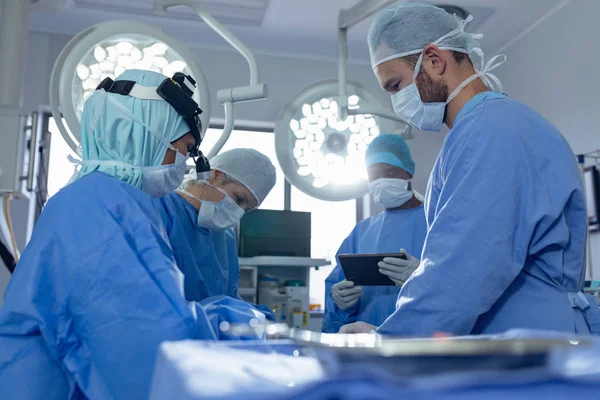 Zijaanzicht Van Diverse Chirurgen Die Chirurgie Uitvoeren Operatie Theater Het — Stockfoto