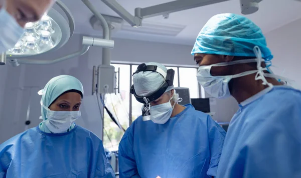 Hastanede Ameliyat Hanesinde Ameliyat Yapan Kafkas Cerrahlarının Düşük Açılı Görünümü — Stok fotoğraf