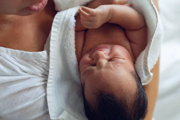 Κοντινό Πλαίσιο Της Όμορφης Καυκάσιας Μητέρας Που Κρατά Νεογέννητο Παιδί — Φωτογραφία Αρχείου