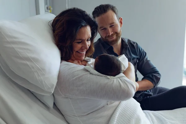 Zijaanzicht Van Kaukasische Paar Houden Hun Pasgeboren Baby Wijk Het — Stockfoto