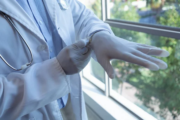 Mid Avsnitt Manliga Läkare Bär Kirurgiska Handskar Sjukhuset — Stockfoto