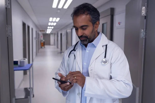 Front View Mature Mixed Race Male Doctor Using Mobile Phone — Stock Photo, Image