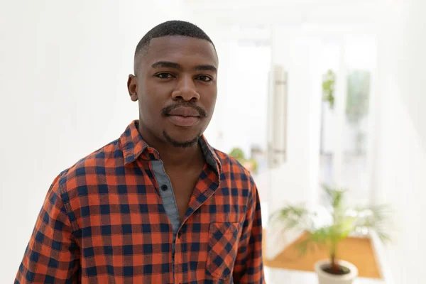 Retrato Joven Afroamericano Pie Cerca Puerta Casa — Foto de Stock