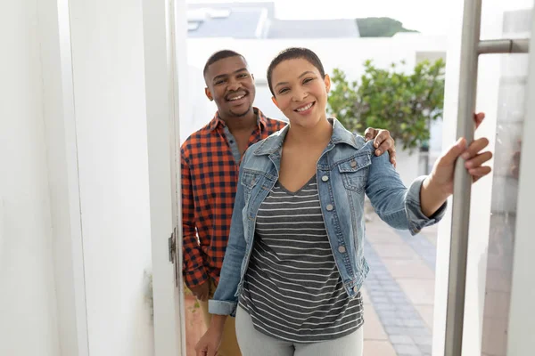 Frontansicht Eines Glücklichen Vielfältigen Paares Das Sein Haus Betritt — Stockfoto