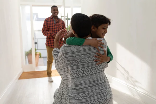 Widok Tyłu African American Matka Obejmując Jej Syna Pobliżu Drzwi — Zdjęcie stockowe
