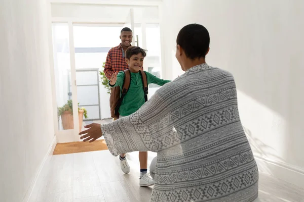 Bakifrån Afroamerikansk Mor Omfamna Sin Son Närheten Dörröppningen Hemma — Stockfoto