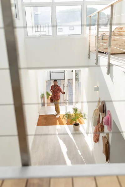 Vista Ángulo Alto Del Hombre Afroamericano Pie Cerca Entrada Casa — Foto de Stock