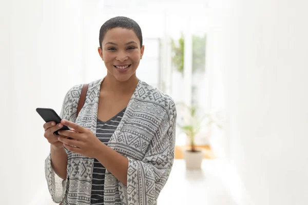 Retrato Mujer Raza Mixta Feliz Usando Teléfono Móvil Sala Estar — Foto de Stock