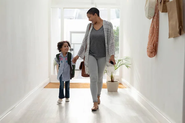 Vooraanzicht Van Happy African American Girl Met Haar Moeder Samen — Stockfoto