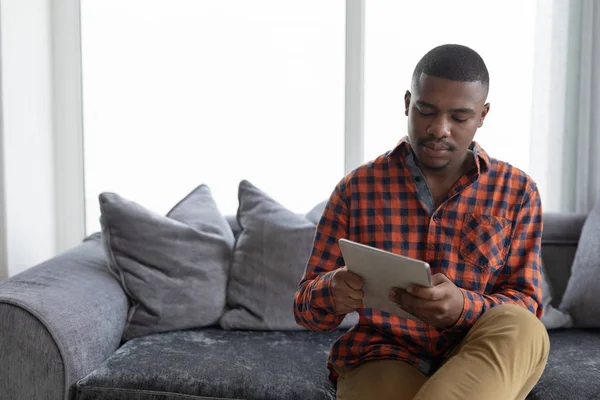 Vooraanzicht Van Afro Amerikaanse Man Met Behulp Van Digitale Tablet — Stockfoto