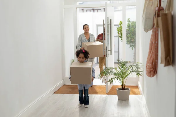 Frontansicht Einer Glücklichen Afrikanisch Amerikanischen Familie Die Mit Kartons Ihr — Stockfoto