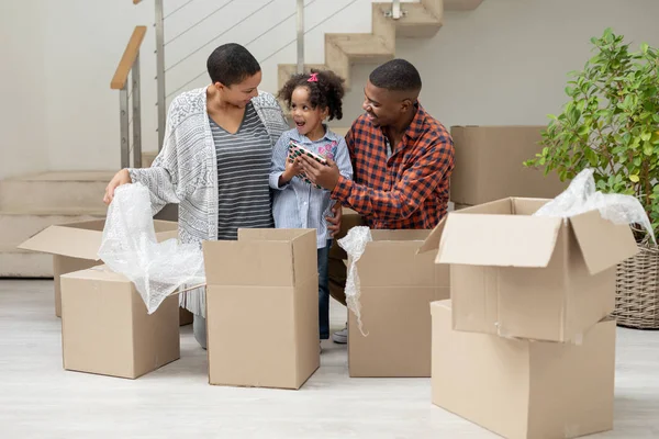 Vista Frontale Felice Famiglia Afroamericana Disimballaggio Scatole Cartone Soggiorno Casa — Foto Stock