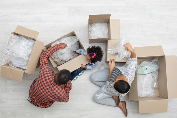 High Angle View Happy African American Family Unpacking Cardboard Boxes — Stock Photo, Image