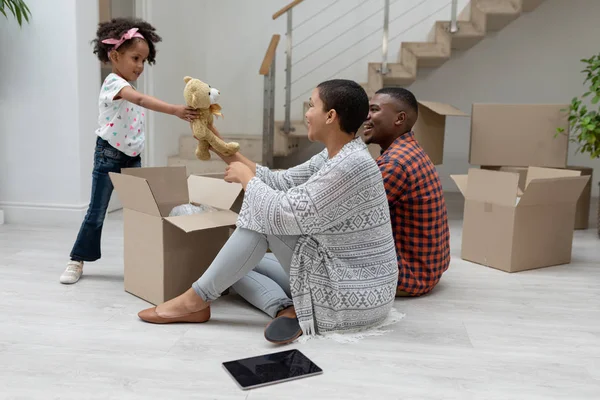 Seitenansicht Von Glücklichen Afrikanisch Amerikanischen Mädchen Gibt Teddybär Mutter Wohnzimmer — Stockfoto