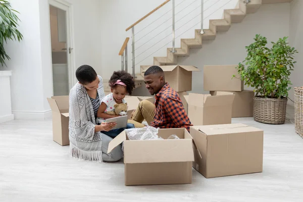 Framsidan Happy African American Familj Använder Digital Tablet Medan Uppackning — Stockfoto