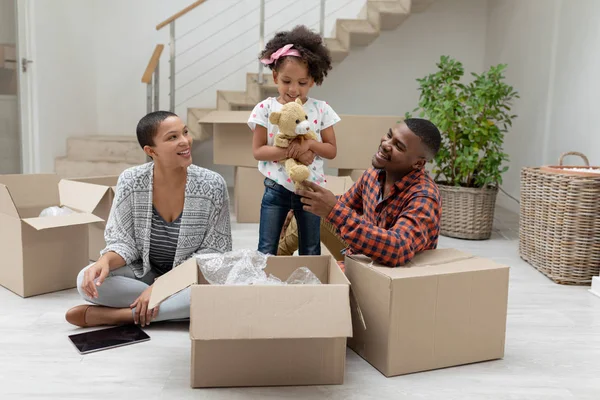 Vista Frontale Felice Famiglia Afroamericana Disimballaggio Scatole Cartone Soggiorno Casa — Foto Stock