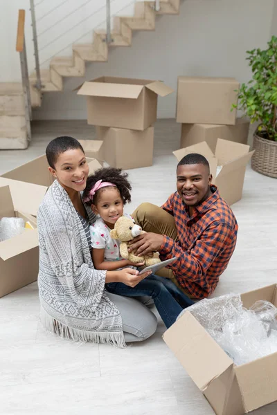 Framsidan Happy African American Familj Använder Digital Tablet Medan Uppackning — Stockfoto