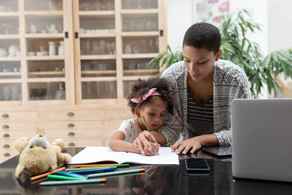 Vorderseite Einer Afroamerikanischen Mutter Die Ihrer Tochter Bei Den Hausaufgaben — Stockfoto