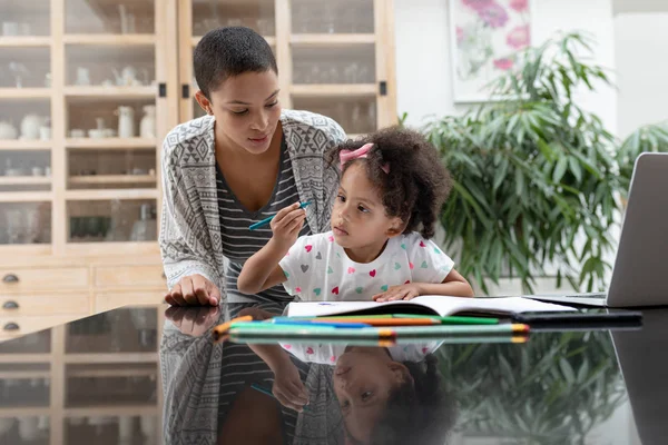 Vorderseite Einer Afroamerikanischen Mutter Die Ihrer Tochter Bei Den Hausaufgaben — Stockfoto