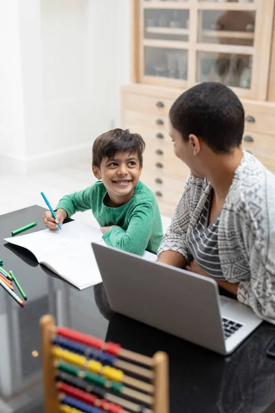 Seitenansicht Einer Afroamerikanischen Mutter Die Ihrem Sohn Bei Den Hausaufgaben — Stockfoto