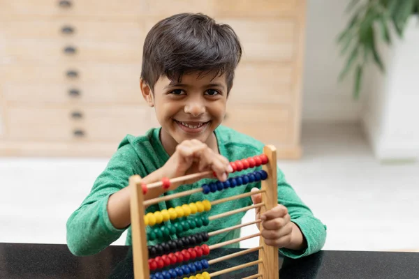 Retrato Niño Afroamericano Jugando Con Ábaco Una Mesa Casa —  Fotos de Stock