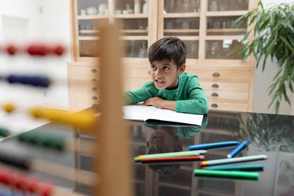 Vista Frontale Del Ragazzo Afroamericano Che Compiti Tavolo Casa — Foto Stock