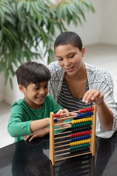 Frontansicht Einer Afrikanisch Amerikanischen Mutter Die Ihrem Sohn Auf Einem — Stockfoto