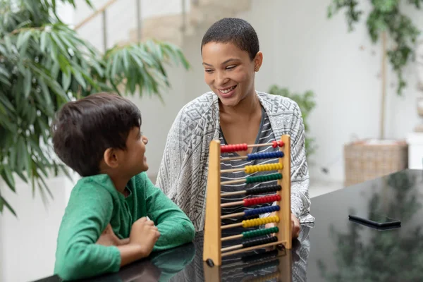 Evde Bir Masada Abacus Hakkında Oğlu Öğretmek Afrikalı Amerikan Anne — Stok fotoğraf