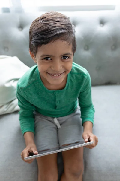 Portret Van Afro Amerikaanse Jongen Met Behulp Van Digitale Tablet — Stockfoto