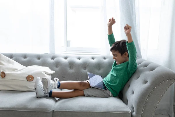 Vista Lateral Niño Afroamericano Emocionado Jugando Juegos Tableta Digital Sala — Foto de Stock