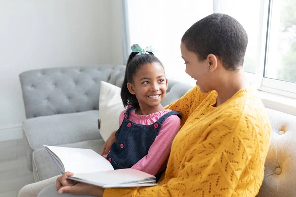 Side Bild Afroamerikansk Mor Och Dotter Läser Sagobok Soffa Vardagsrummet — Stockfoto