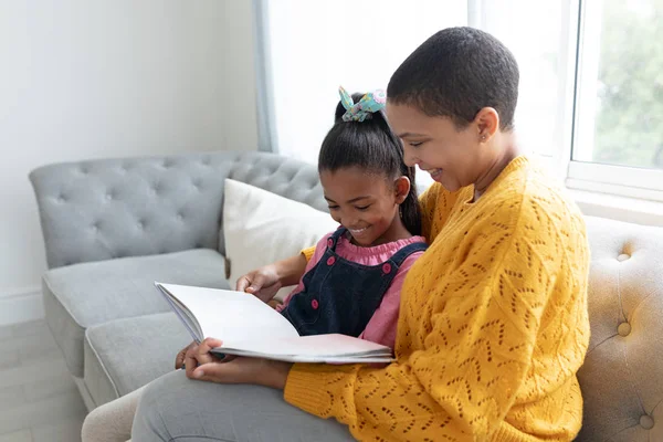 Side Bild Afroamerikansk Mor Och Dotter Läser Sagobok Soffa Vardagsrummet — Stockfoto