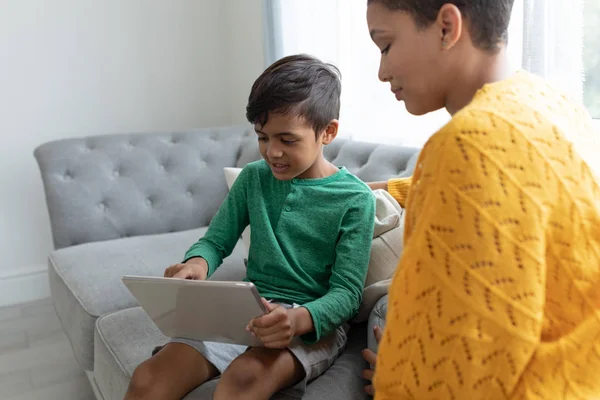 Vista Lateral Mãe Filho Afro Americanos Usando Tablet Digital Sofá — Fotografia de Stock