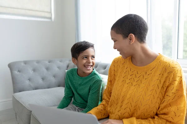 Seitenansicht Der Afrikanisch Amerikanischen Mutter Und Sohn Mit Laptop Auf — Stockfoto