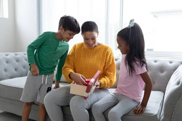 Vorderseite Der Afrikanisch Amerikanischen Glückliche Mutter Öffnet Eine Geschenkbox Mit — Stockfoto