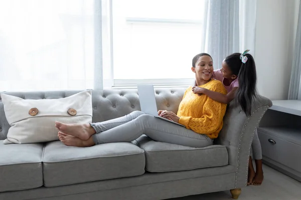 Vista Lateral Mãe Filha Afro Americanas Abraçando Sofá Sala Estar — Fotografia de Stock