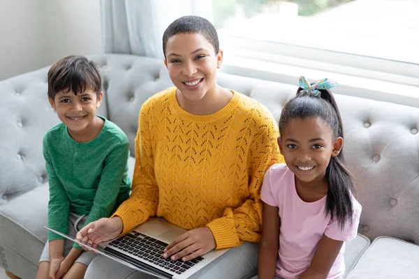 Retrato Mãe Afro Americana Crianças Usando Laptop Sofá Sala Estar — Fotografia de Stock