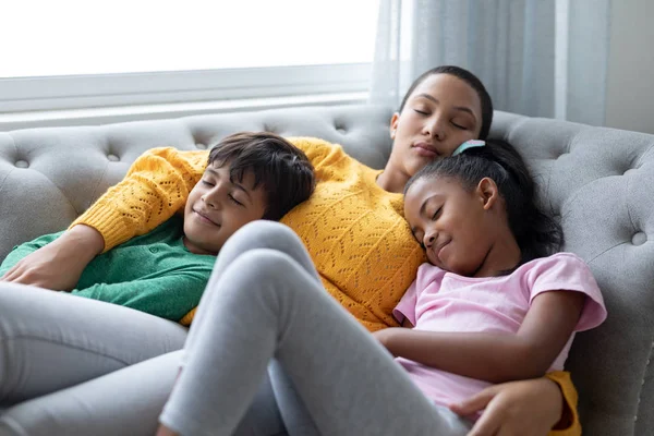 Vista Frontal Mãe Afro Americana Crianças Dormindo Juntas Sofá Sala — Fotografia de Stock