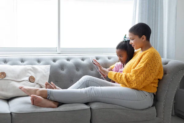 Zijaanzicht Van Afro Amerikaanse Moeder Dochter Met Behulp Van Digitale — Stockfoto