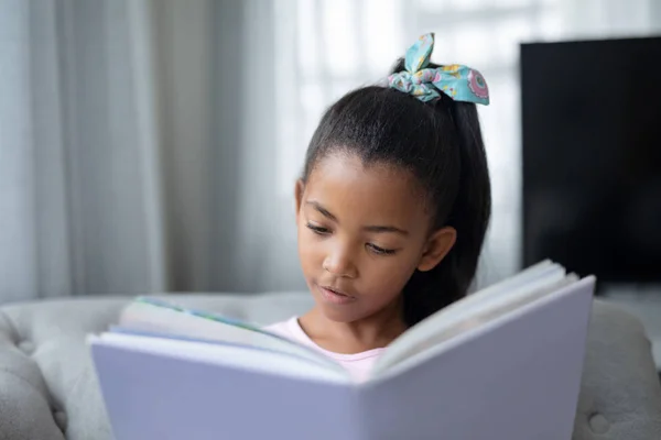 Vista Frontal Chica Linda Afroamericana Leyendo Libro Sala Estar Casa — Foto de Stock