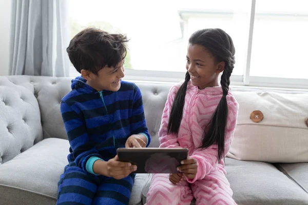 Widok Przodu African American Happy Rodzeństwo Pomocą Cyfrowego Tabletu Kanapie — Zdjęcie stockowe
