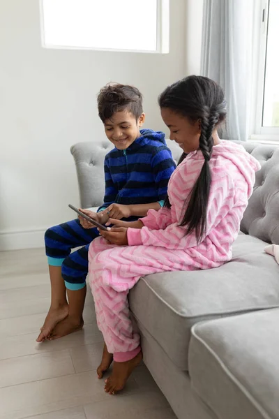 Vista Lateral Irmãos Felizes Afro Americanos Usando Tablet Digital Sofá — Fotografia de Stock