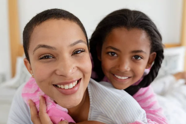 非裔美国人母女在家里卧室互相拥抱的正面景色 — 图库照片