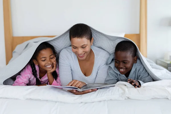 Frontansicht Einer Afrikanisch Amerikanischen Mutter Und Ihrer Kinder Beim Lesen — Stockfoto