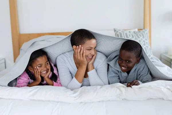 Framifrån Afroamerikansk Mor Och Barn Som Kopplar Filt Sovrummet Hemma — Stockfoto