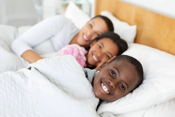 Retrato Madre Afroamericana Niños Relajándose Juntos Cama Dormitorio Casa —  Fotos de Stock