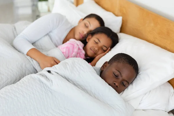Vista Frontal Mãe Afro Americana Crianças Dormindo Juntas Cama Quarto — Fotografia de Stock