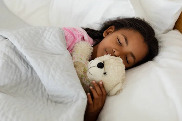 Retrato Menina Afro Americana Dormindo Com Ursinho Pelúcia Cama Quarto — Fotografia de Stock