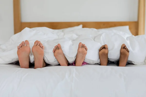 Baixa Seção Mãe Afro Americana Crianças Dormindo Descalços Cama Quarto — Fotografia de Stock